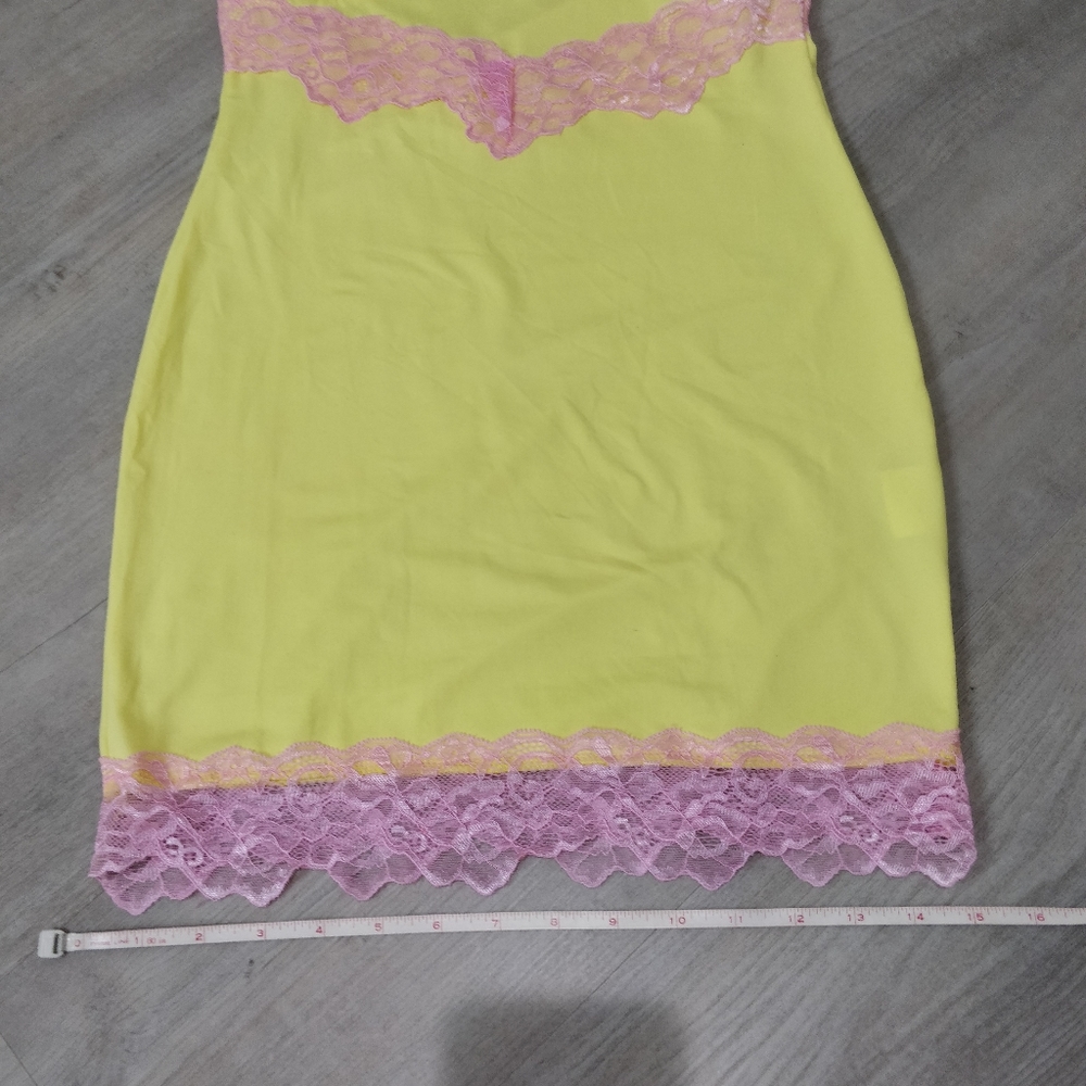 Yellow with pink lace detail bodycon mini dress - Picture 4 of 15